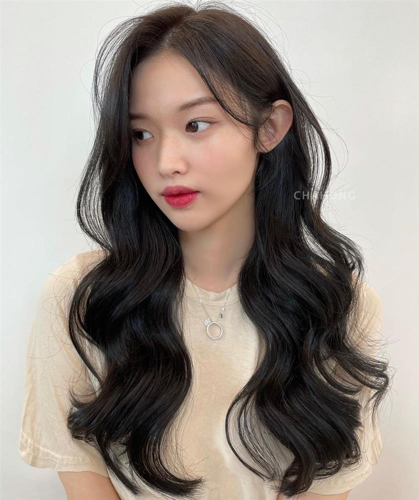 Nàng tóc xoăn nên cắt 3 kiểu mái này: Nhìn trẻ trung mà gọn mặt hơn bao nhiêu!-11