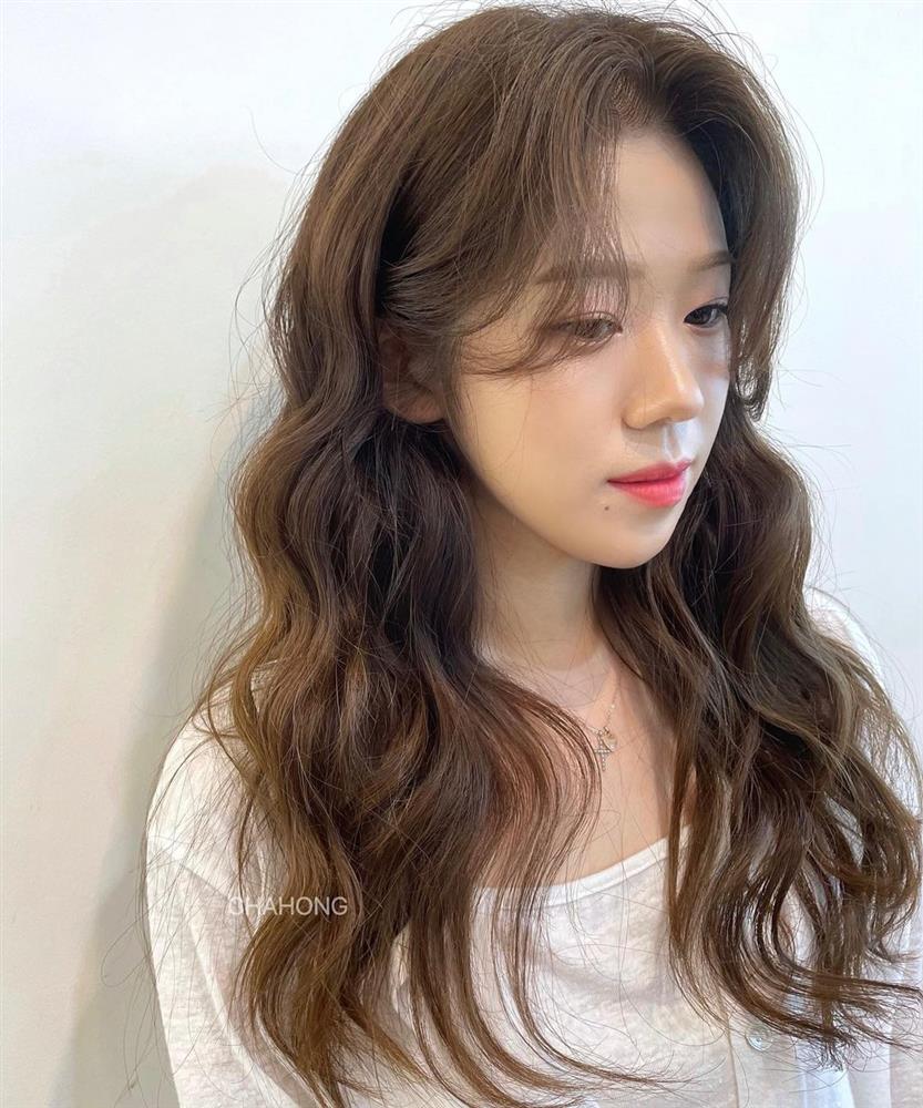 Nàng tóc xoăn nên cắt 3 kiểu mái này: Nhìn trẻ trung mà gọn mặt hơn bao nhiêu!-12