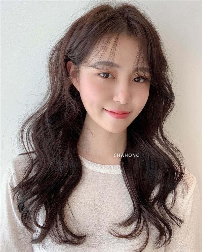 Nàng tóc xoăn nên cắt 3 kiểu mái này: Nhìn trẻ trung mà gọn mặt hơn bao nhiêu!-3