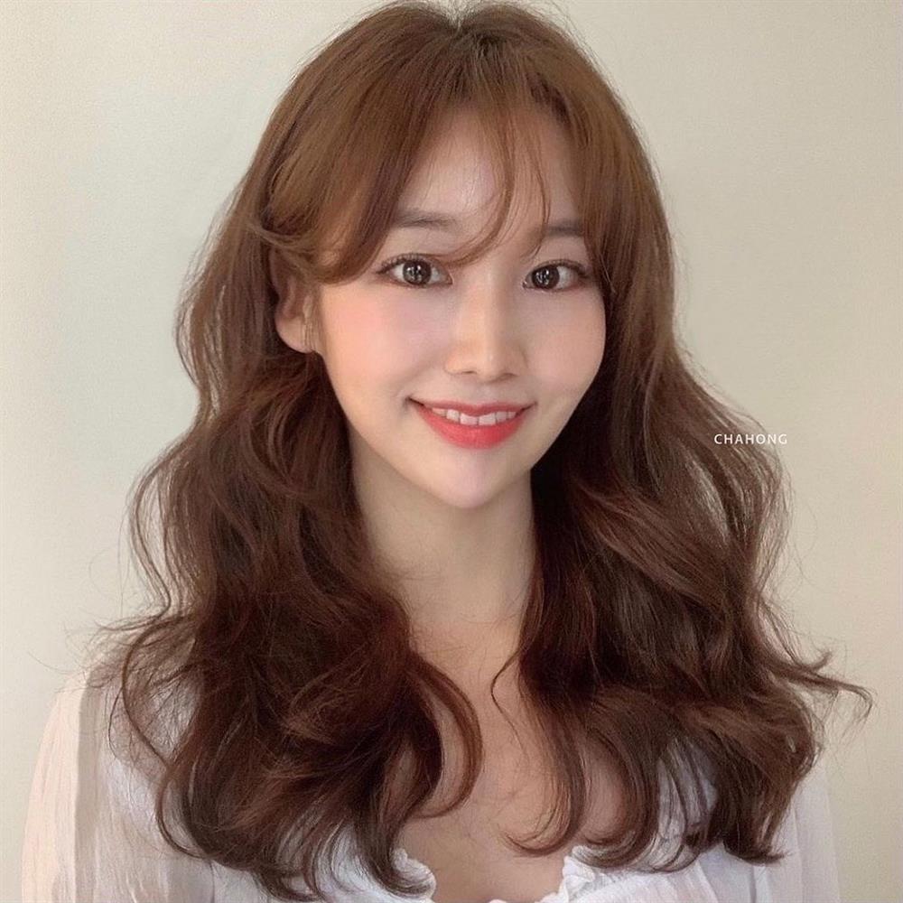 Nàng tóc xoăn nên cắt 3 kiểu mái này: Nhìn trẻ trung mà gọn mặt hơn bao nhiêu!-5