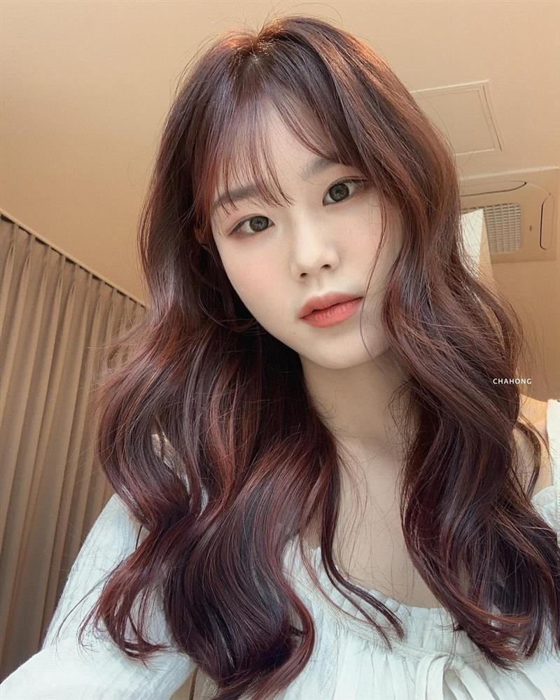 Nàng tóc xoăn nên cắt 3 kiểu mái này: Nhìn trẻ trung mà gọn mặt hơn bao nhiêu!-6