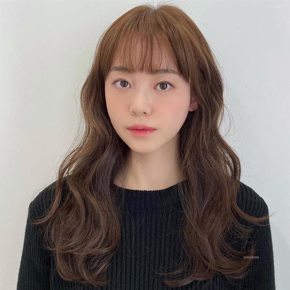 Nàng tóc xoăn nên cắt 3 kiểu mái này: Nhìn trẻ trung mà gọn mặt hơn bao nhiêu!-7