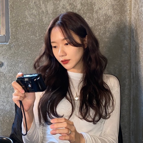 Nàng tóc xoăn nên cắt 3 kiểu mái này: Nhìn trẻ trung mà gọn mặt hơn bao nhiêu!-9