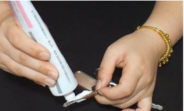 Bôi kem đánh răng vào chìa khóa quá thiết thực, áp dụng ngay thôi kẻo uổng phí-1