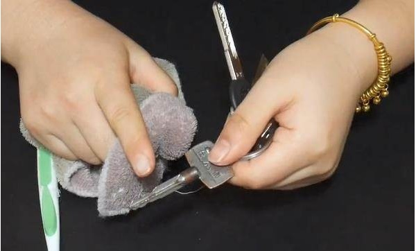 Bôi kem đánh răng vào chìa khóa quá thiết thực, áp dụng ngay thôi kẻo uổng phí-2