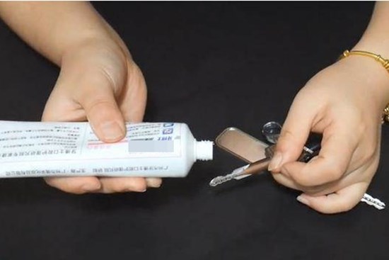 Bôi kem đánh răng vào chìa khóa quá thiết thực, áp dụng ngay thôi kẻo uổng phí