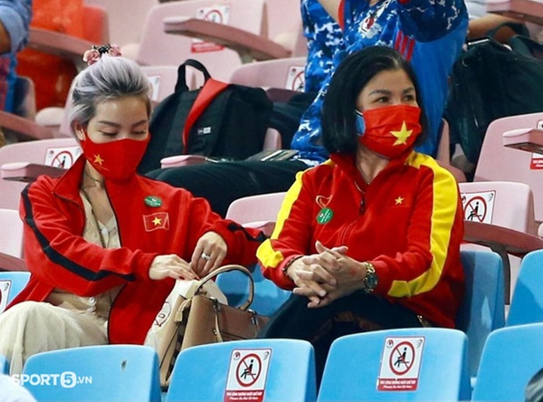 Doãn Hải My cùng Văn Hậu đến cổ vũ trận tuyển Việt Nam đấu Nhật Bản-3