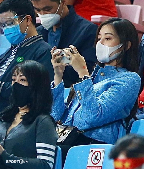 Doãn Hải My cùng Văn Hậu đến cổ vũ trận tuyển Việt Nam đấu Nhật Bản-4