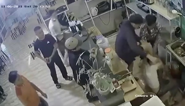 Clip chủ quán trà chanh bị nhóm khách hung hãn lao vào chém, đánh đập dã man-1