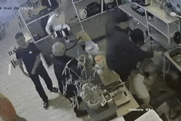 Clip chủ quán trà chanh bị nhóm khách hung hãn lao vào chém, đánh đập dã man