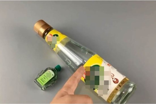 Một chút dầu gió trộn giấm trắng không ngờ lại có tác dụng với gia đình mạnh như vậy