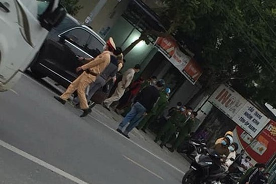 Clip: Hiện trường vụ nghi chồng chém vợ trọng thương ở Hưng Yên