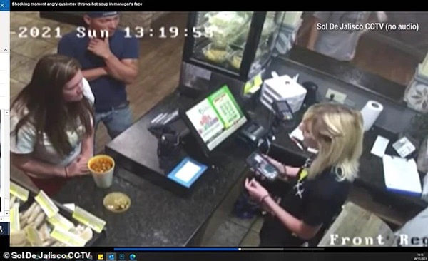 Câu chuyện viral với 5 triệu lượt xem: Quản lý nhà hàng bị khách hất hộp súp cay nóng vào mặt bởi nguyên do không tưởng-1