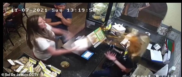 Câu chuyện viral với 5 triệu lượt xem: Quản lý nhà hàng bị khách hất hộp súp cay nóng vào mặt bởi nguyên do không tưởng-2