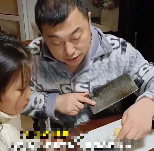 Đang dạy con gái học, ông bố lôi khoai tây ra cắt, hành động kỳ lạ nhận được vô số lời khen ngợi-2