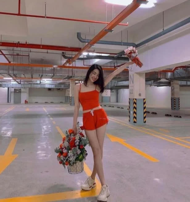 Thúy Ngân khoe body trong chiếc quần nguy hiểm khiến netizen nhìn vào chỉ nín thở sợ nàng lồ lộ-2