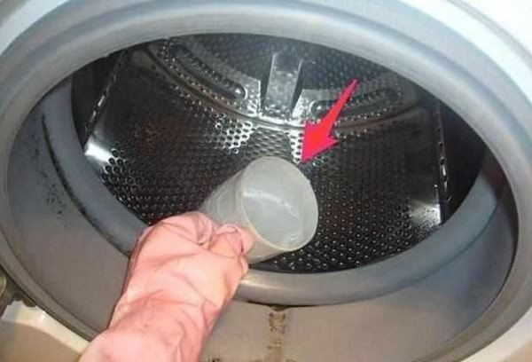 Có một công tắc ẩn trong máy giặt, nước bẩn sẽ chảy ra ngay khi nó được bật lên-1