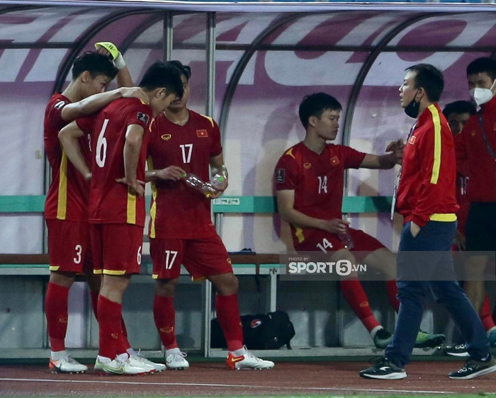 Thầy Park đơn độc, tuyển thủ Việt Nam buồn bã sau trận thua ĐT Nhật Bản-11