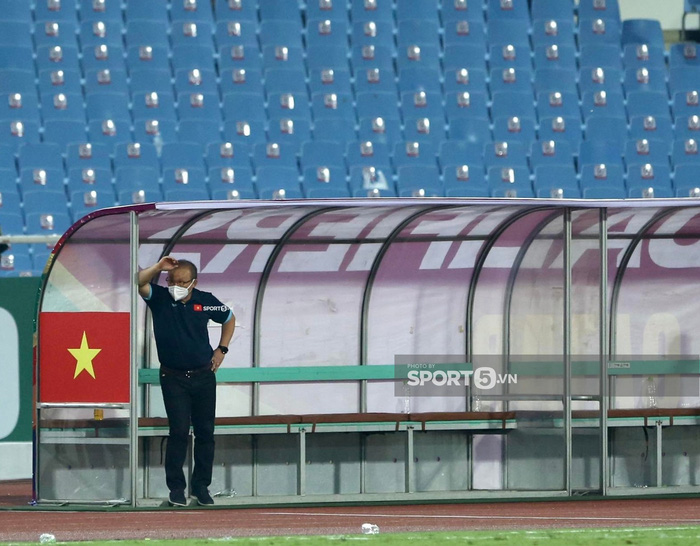 Thầy Park đơn độc, tuyển thủ Việt Nam buồn bã sau trận thua ĐT Nhật Bản-1