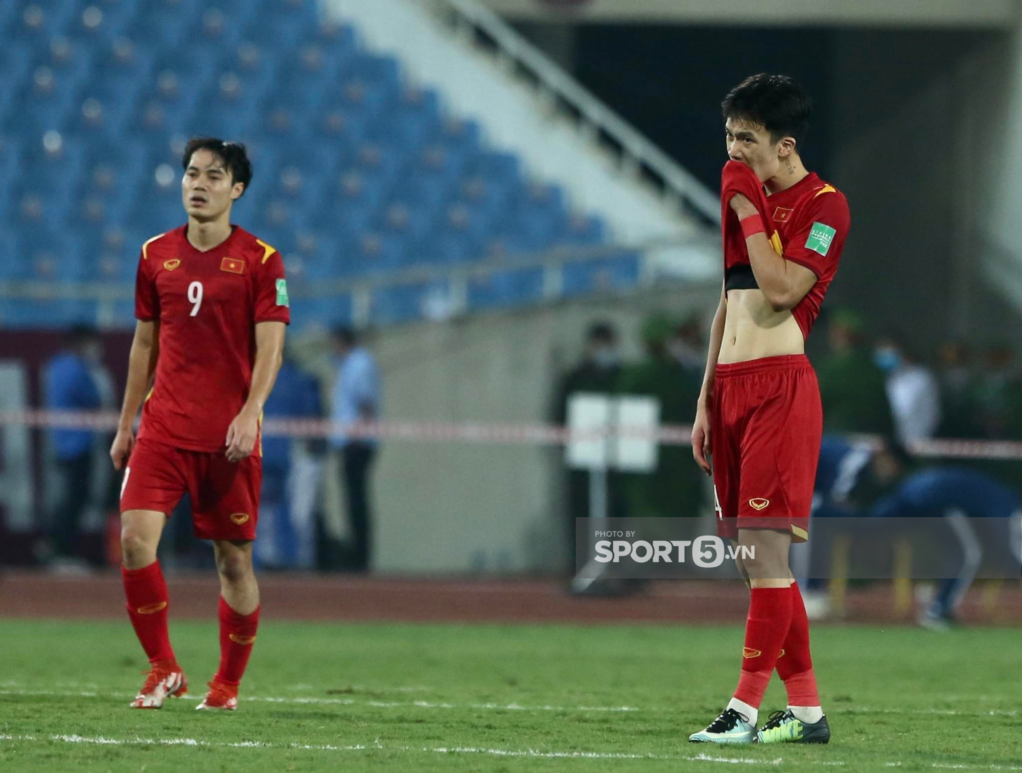Thầy Park đơn độc, tuyển thủ Việt Nam buồn bã sau trận thua ĐT Nhật Bản-2