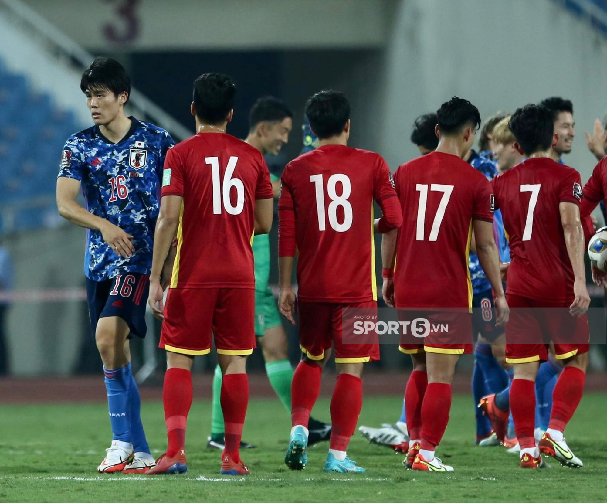 Thầy Park đơn độc, tuyển thủ Việt Nam buồn bã sau trận thua ĐT Nhật Bản-10