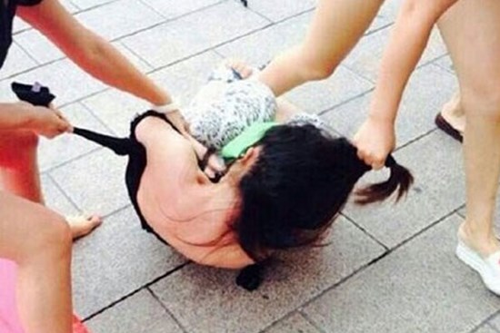 Bi hài vợ đi đánh ghen, chồng lại đánh vợ để bênh bồ