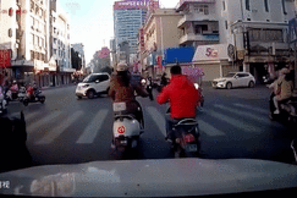 Clip: Nghĩ con bị bắt cóc trâu mẹ quyết bám theo xe máy và cái kết-1