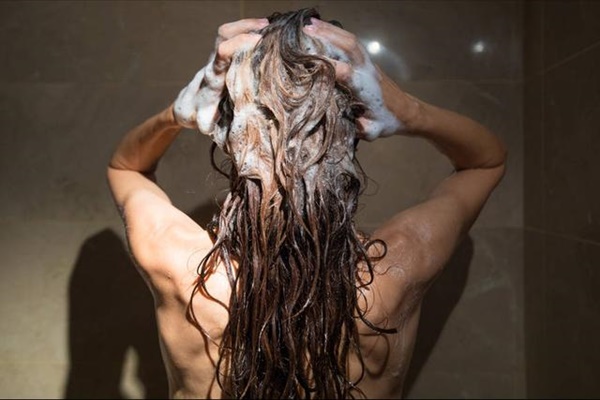 Cận cảnh soi ổ vi khuẩn trên da đầu dưới kính hiển vi và cảnh báo 4 thời điểm gội đầu cực độc, dễ gây đột quỵ, thậm chí tử vong nhanh-5