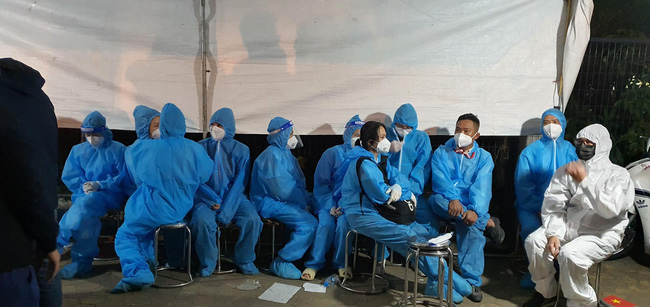 Hà Nội: Phát hiện nhóm người lập chốt test nhanh trái phép ở SVĐ Mỹ Đình, bán 200 nghìn/phiếu tự điền tên-1