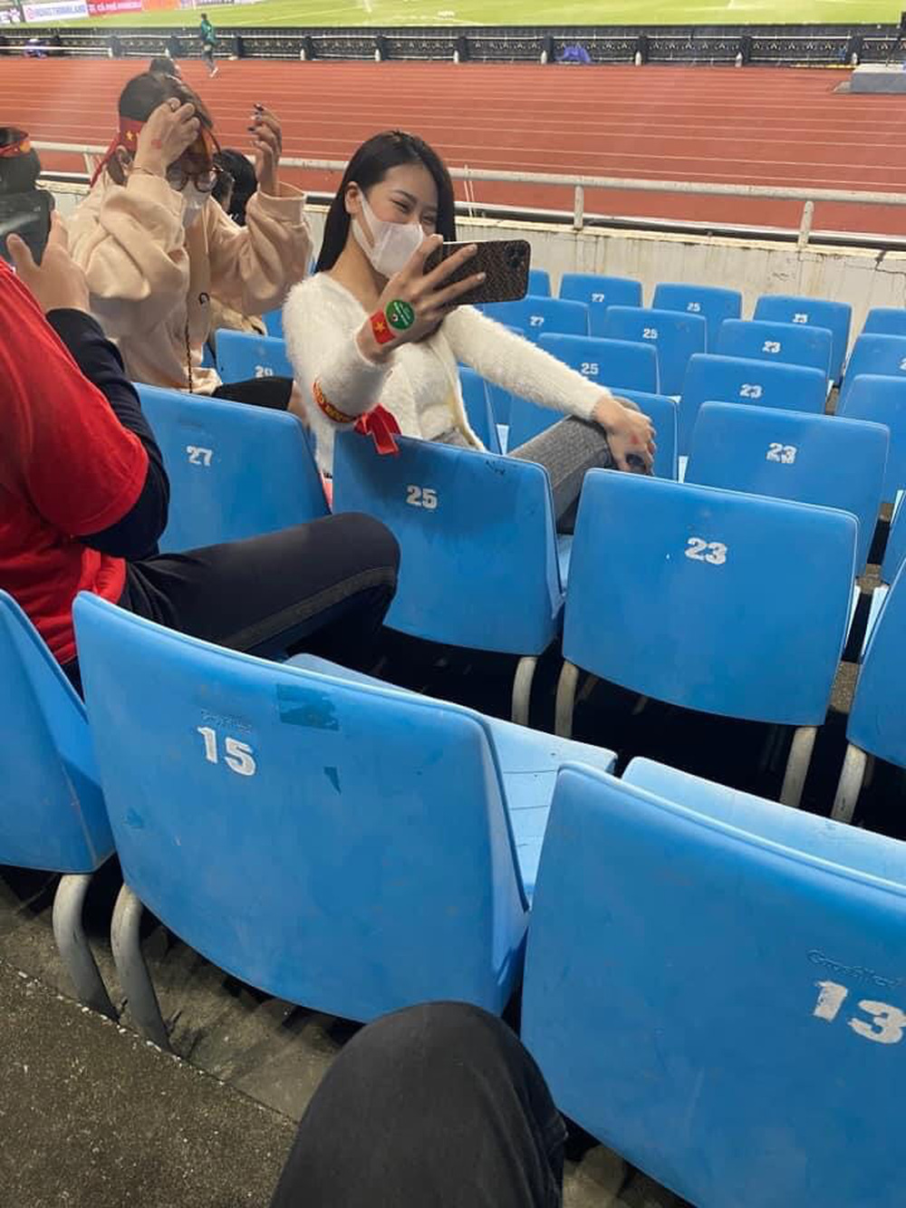 Cô gái khiến cả MXH truy tìm sau 2 giây xuất hiện trên sóng THTT Việt Nam - Nhật Bản-2