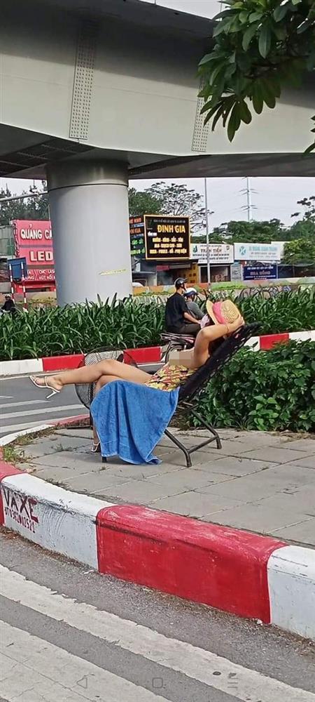 Xôn xao hình ảnh người phụ nữ ăn mặc mát mẻ vô tư ra đường ngồi phơi nắng như đang ở trên bãi biển-2