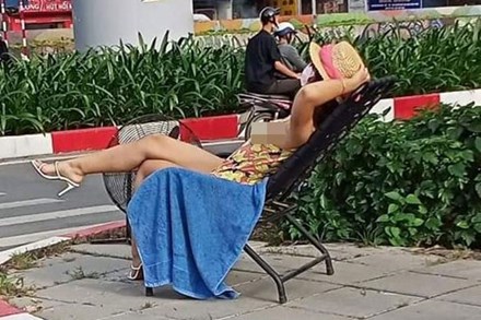Xôn xao hình ảnh người phụ nữ ăn mặc mát mẻ vô tư ra đường ngồi phơi nắng như đang ở trên bãi biển