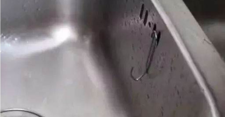 Đặt một chiếc móc treo rèm vào chậu rửa có tác dụng&nbsp;rất&nbsp;tuyệt vời&nbsp;nhưng nhiều người lại không biết-2