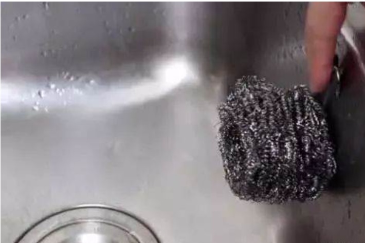 Đặt một chiếc móc treo rèm vào chậu rửa có tác dụng&nbsp;rất&nbsp;tuyệt vời&nbsp;nhưng nhiều người lại không biết-3