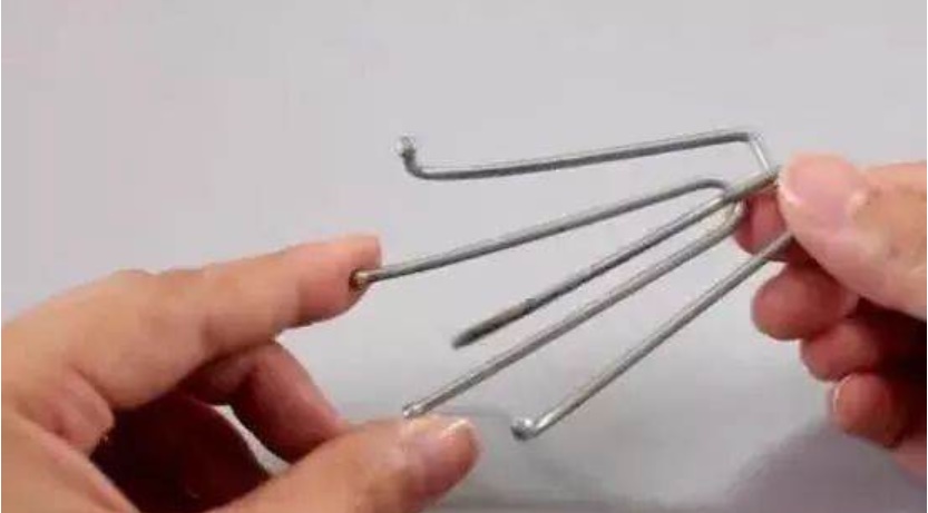 Đặt một chiếc móc treo rèm vào chậu rửa có tác dụng&nbsp;rất&nbsp;tuyệt vời&nbsp;nhưng nhiều người lại không biết-4