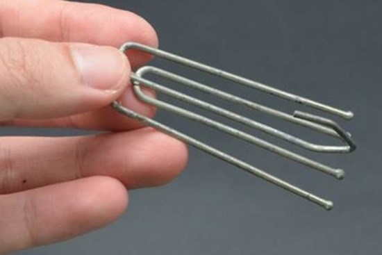 Đặt một chiếc móc treo rèm vào chậu rửa có tác dụng rất tuyệt vời nhưng nhiều người lại không biết