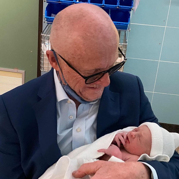 Lộ diện người phụ nữ may mắn sống trong siêu biệt thự 8.000 tỷ đồng, khoảng cách tuổi tác với con riêng của chồng gây chú ý-4