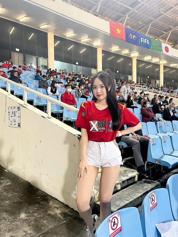 2 hot girl nổi tiếng thị phi mượn cớ đi cổ vũ ĐT Việt Nam nhưng thực chất là PR cho sàn cờ bạc, cá độ bóng đá?-2