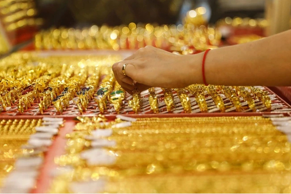 Giá vàng tăng chóng mặt, tiến sát mốc 61 triệu đồng/lượng-1