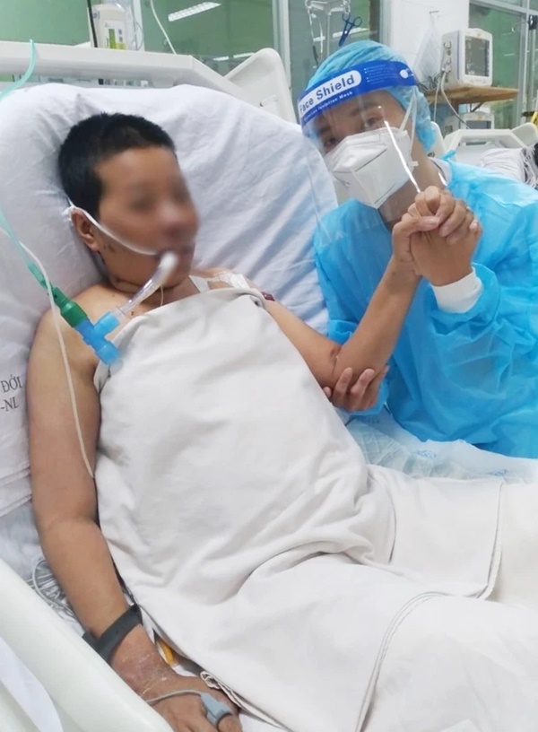 Sau nhiều năm cố gắng mới có bầu, sản phụ mang song thai nhiễm Covid-19 nặng, phải can thiệp ECMO và cuộc hồi sinh từ cửa tử-2