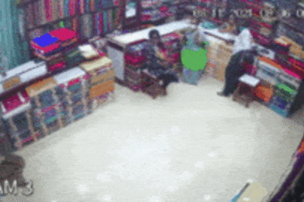 Hú vía khoảnh khắc ngàn cân treo sợi tóc khi bé trai bất ngờ lao ra đường-1