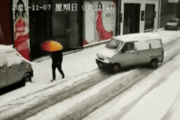 Người đi bộ may mắn thoát nạn khi xe van mất lái trên đường tuyết