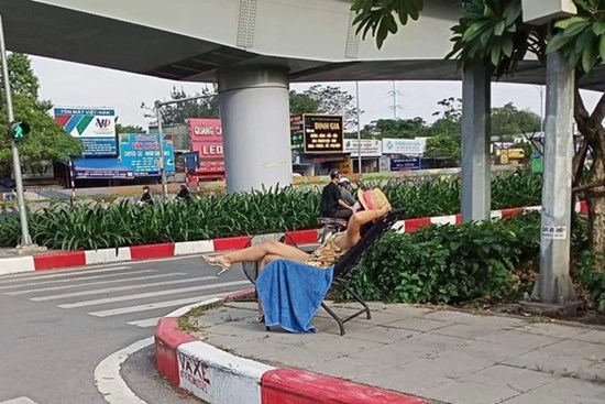 Cô nàng mặc bikini hoa nằm phơi nắng giữa vỉa hè, CDM tự nhủ: Covid-19 chắc cũng hãi