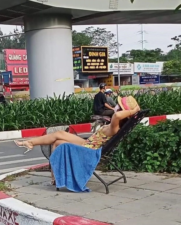 Cô nàng mặc bikini hoa nằm phơi nắng giữa vỉa hè, CDM tự nhủ: Covid-19 chắc cũng hãi-2