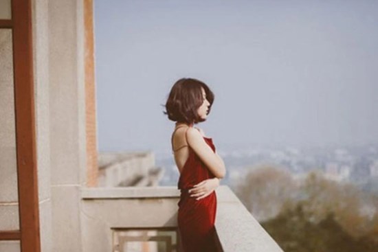 Đêm nào chồng cũng chủ động dậy cho con uống sữa, tôi uất nghẹn khi biết lý do sau một lần xem điện thoại của anh