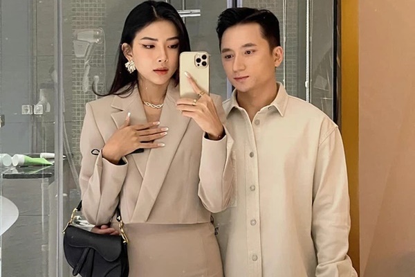 Cô gái đánh rơi điện thoại khi chơi tuyết và hành động xấu xí của cụ ông-1