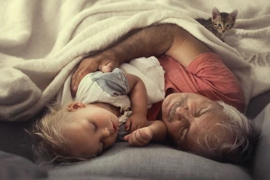 3 lý do vì sao bố mẹ không nên để trẻ ngủ với ông bà, nghe có vẻ vô lý nhưng có chứng cứ khoa học đàng hoàng?