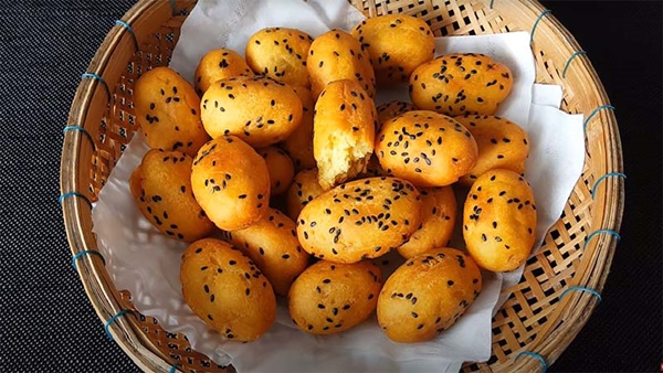Cuối tuần đãi cả nhà món khoai lang kén bằng bột mì thơm ngon, hấp dẫn không kém gì ngoài hàng-2