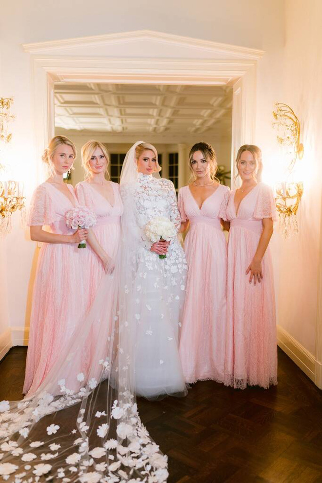 Siêu đám cưới của Paris Hilton rung chuyển Hollywood: Cô dâu thay 4 bộ váy lồng lộn, Kim Kardashian và dàn khách mời hạng A chặt chém bạo liệt body-9
