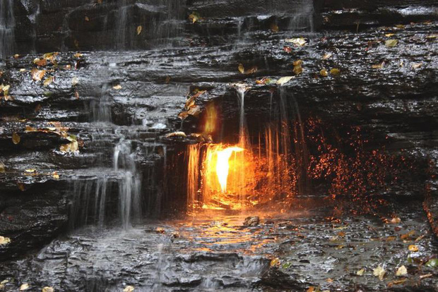 Bí ẩn trăm năm về ngọn lửa vĩnh cửu” không bao giờ tắt dù nằm ngay dưới thác nước, giới khoa học đưa ra giải thích ngạc nhiên-3